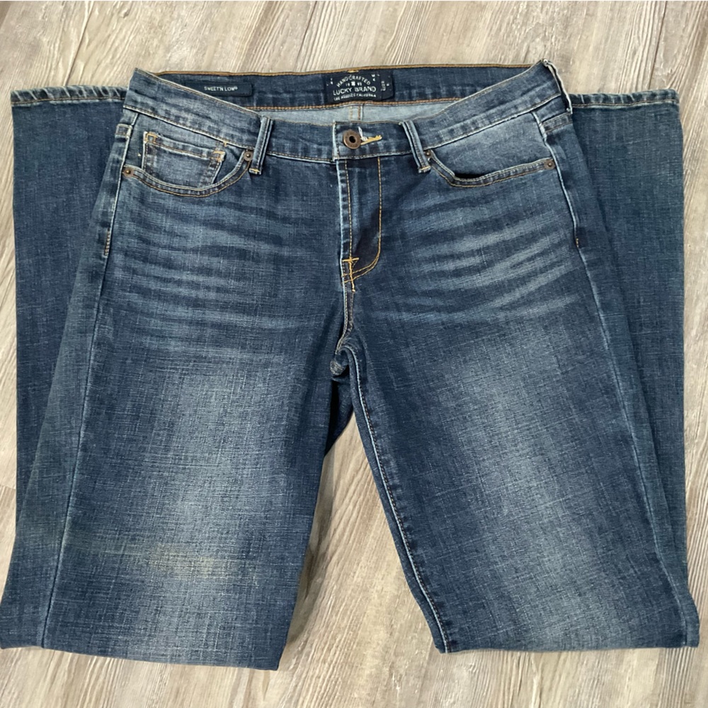 Lucky straight leg women’s size 6/28 regular worn w/ back pocket design